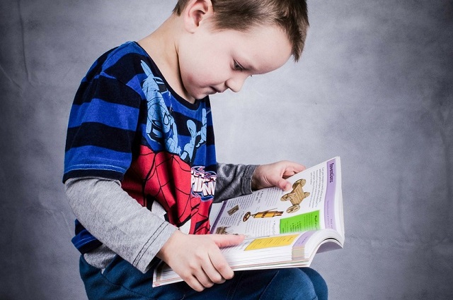 Chłopiec czytający książkę