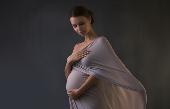 kobieta w ciąży w szarej sukience