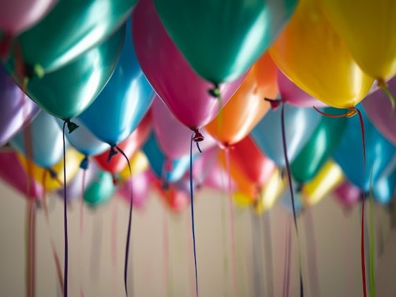 Latające kolorowe balony imprezowe