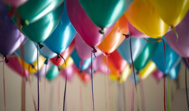 Latające kolorowe balony imprezowe