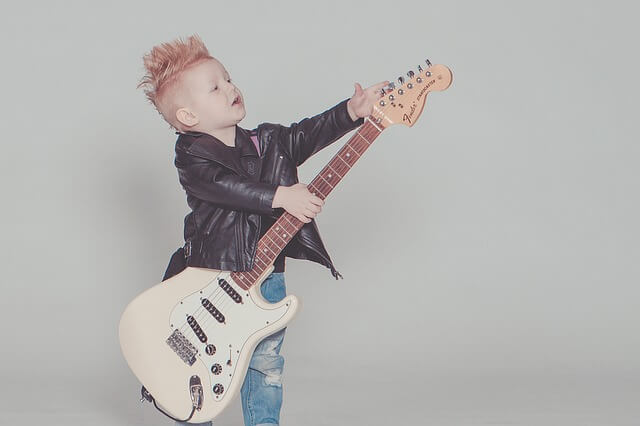 Chłopiec z gitarą