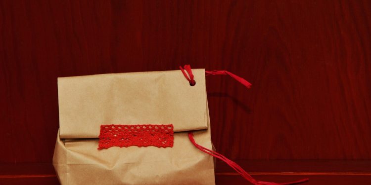 Spakowana torba z ozdobną wstążką przygotowana w podróż