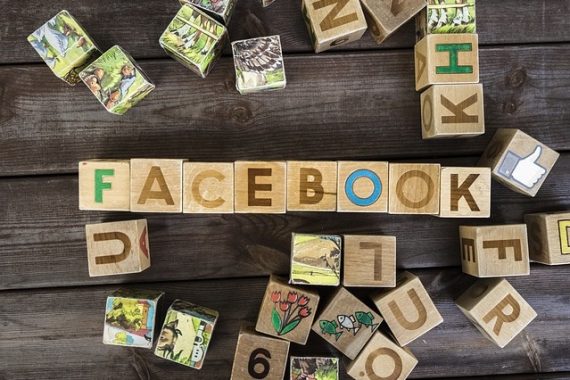 Napis facebook z klocków