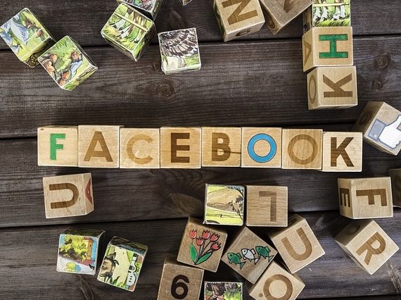 Napis facebook z klocków