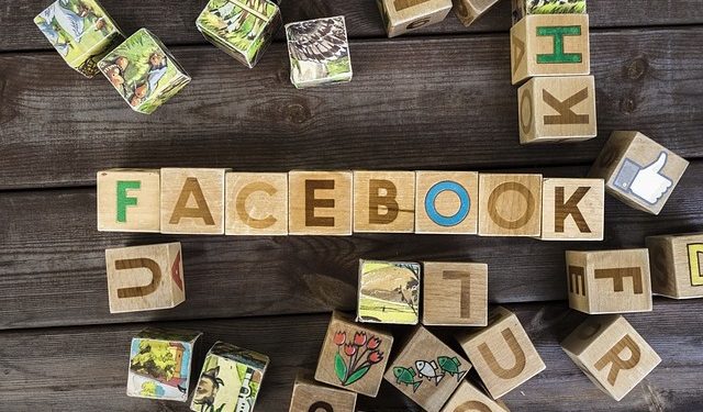 Napis facebook z klocków