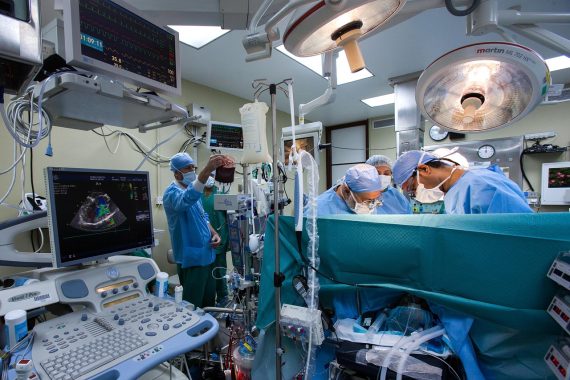 Zespół lekarzy przeprowadza operację na sali operacyjnej podczas cięcia cesarskiego.