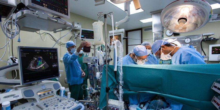Zespół lekarzy przeprowadza operację na sali operacyjnej podczas cięcia cesarskiego.