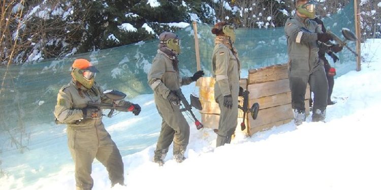 Zespłół na wyjeżdzie integracyjnym: paintball